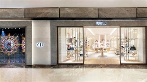 Dior opens new store in Mexico .